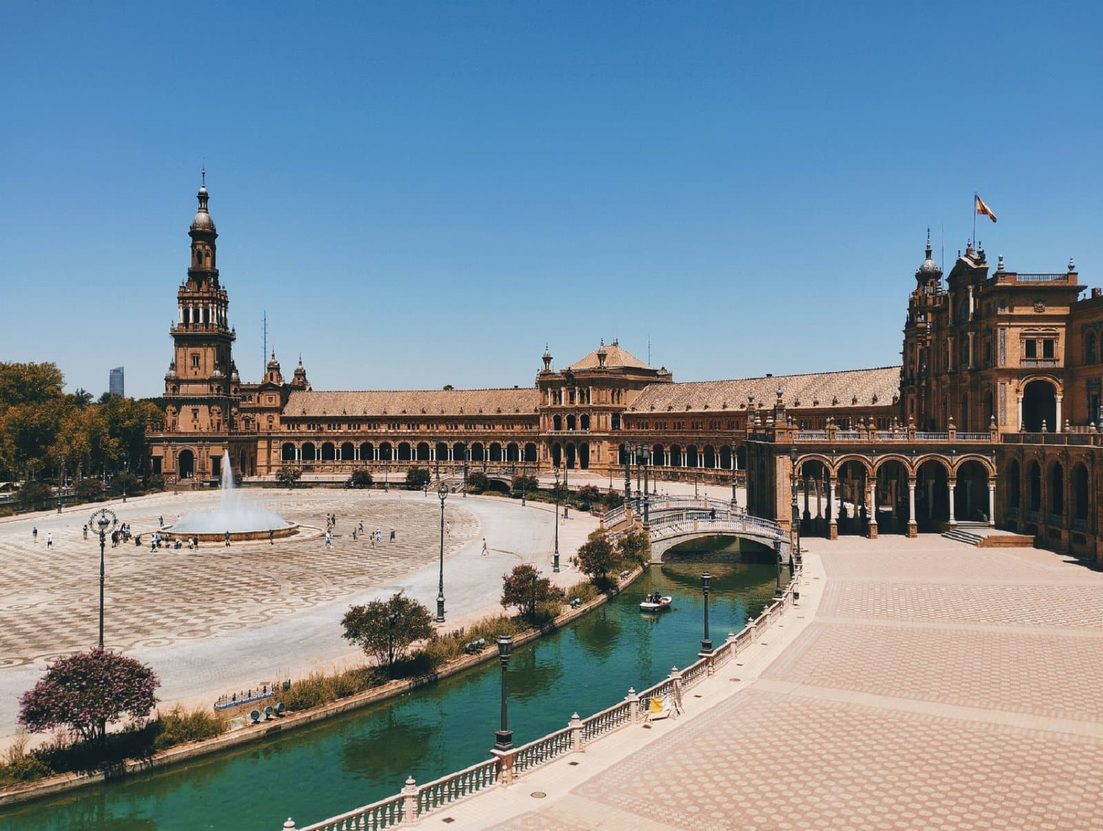 Kanal und Turm der Plaza de España