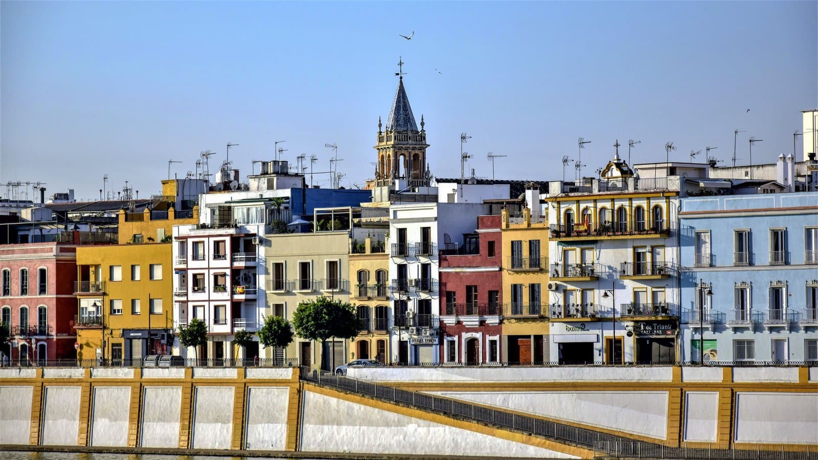 Bunte Häuser in der Calle Betis in Triana