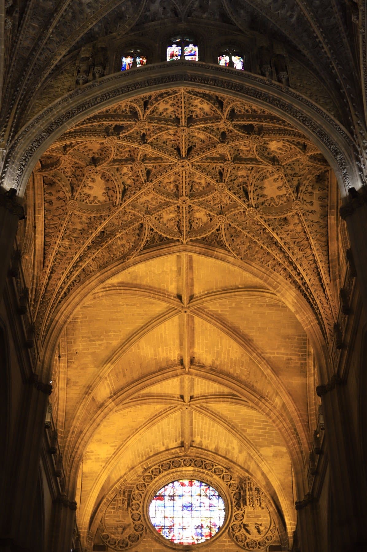 La bóveda gótica de nervios de la Catedral de Sevilla, iluminada en oro