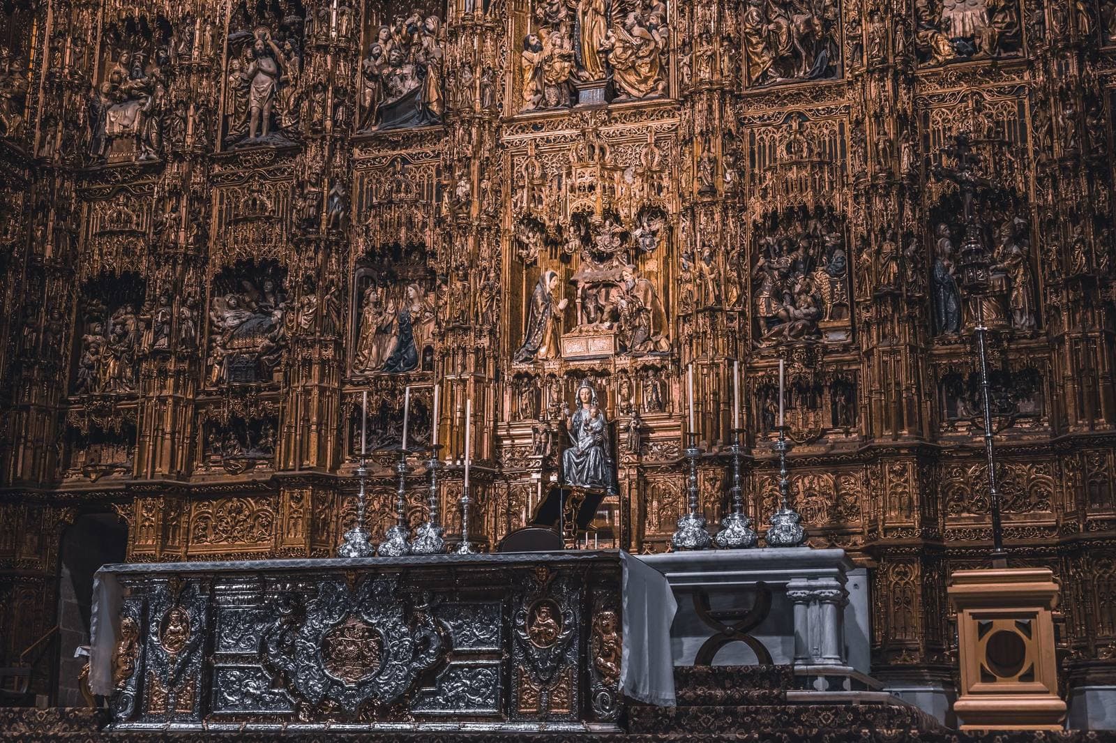 El Retablo Mayor tallado y dorado de la Catedral de Sevilla