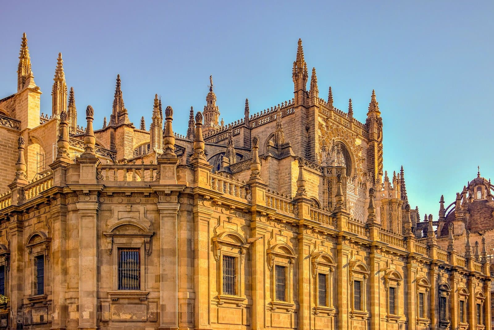 El exterior gótico de la Catedral con la luz cálida de la tarde