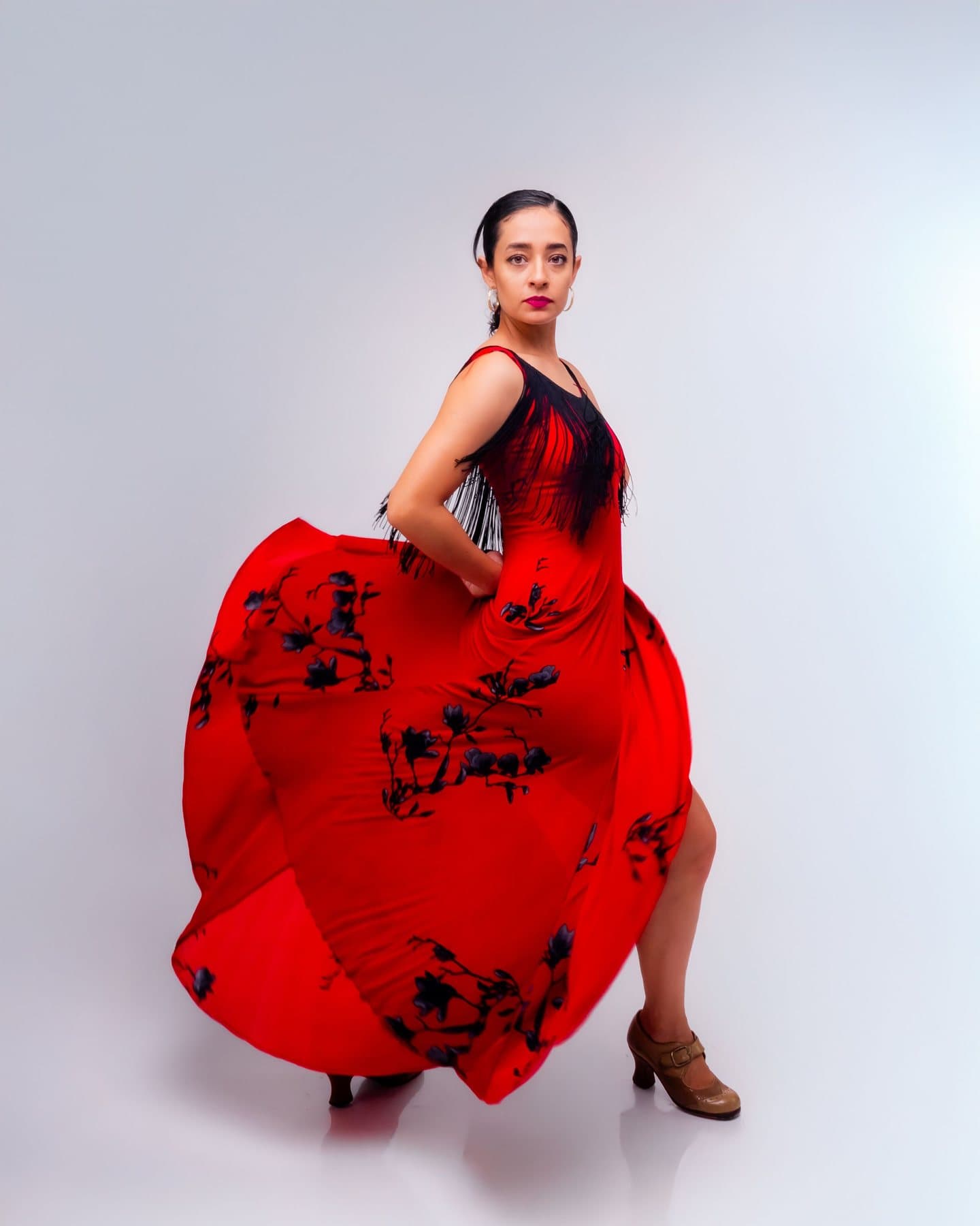Eine Flamencotänzerin dreht sich in einem roten Kleid