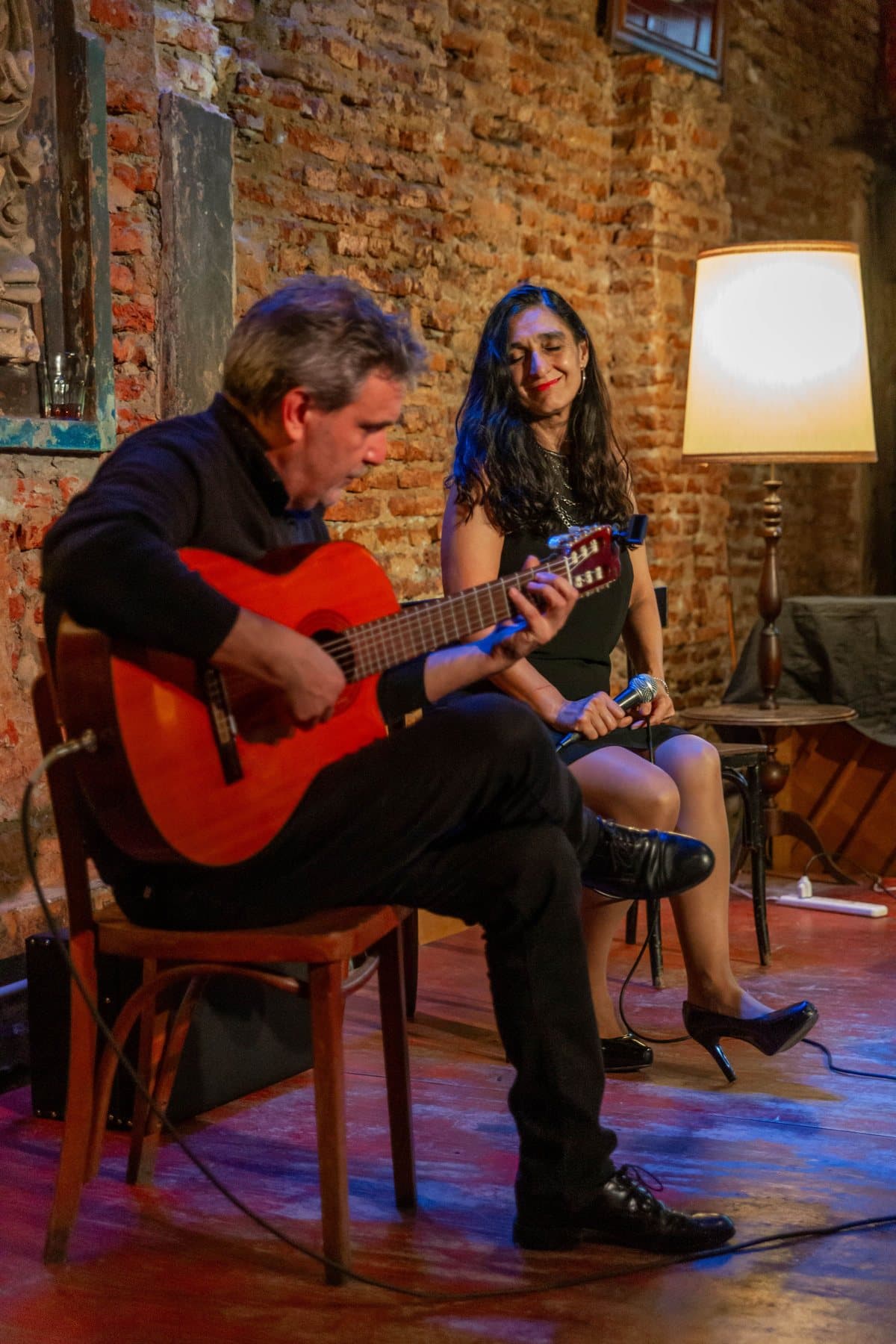 Ein Gitarrist spielt live in warmem Licht