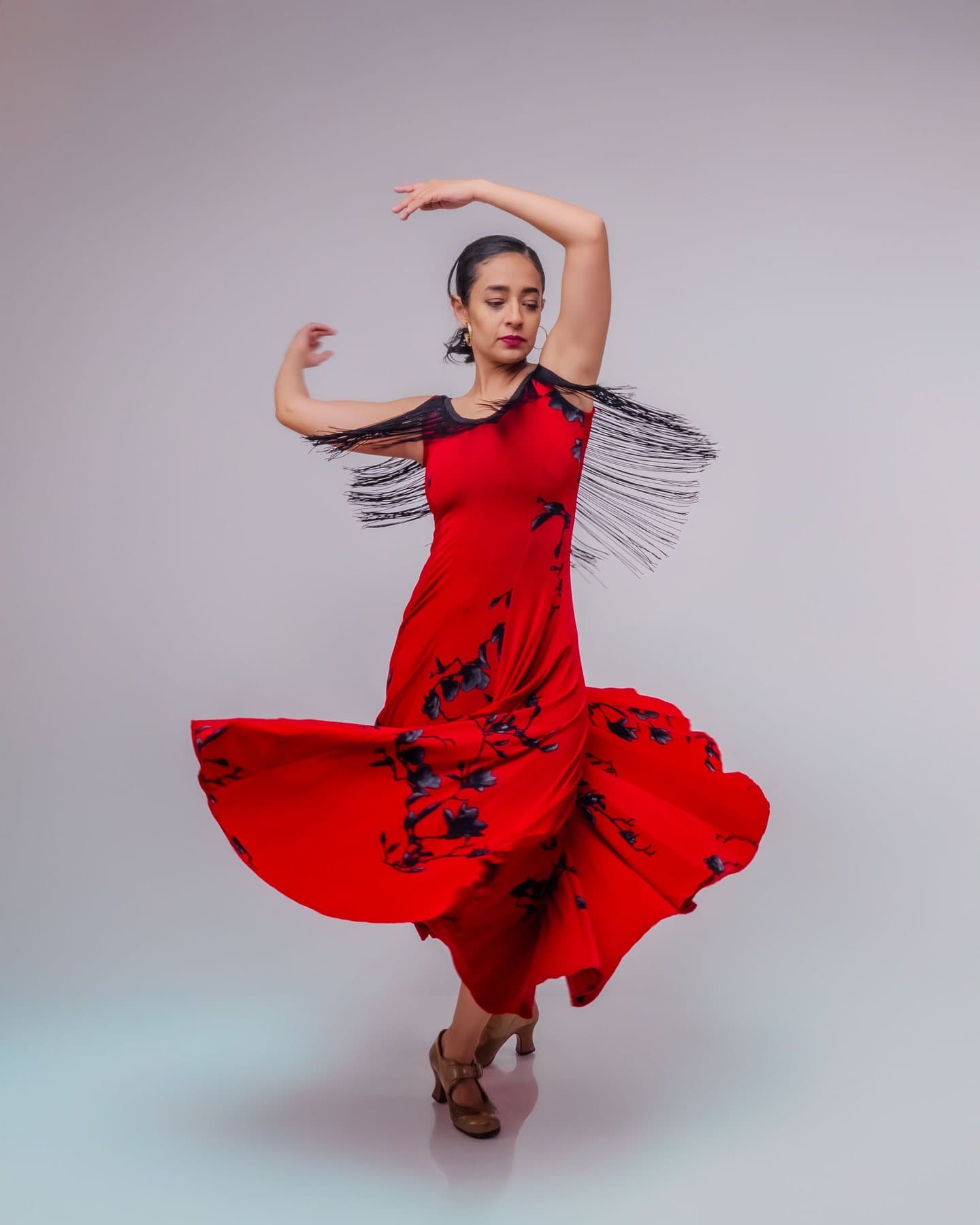 Eine Flamencotänzerin in Bewegung in einem wallenden roten Kleid