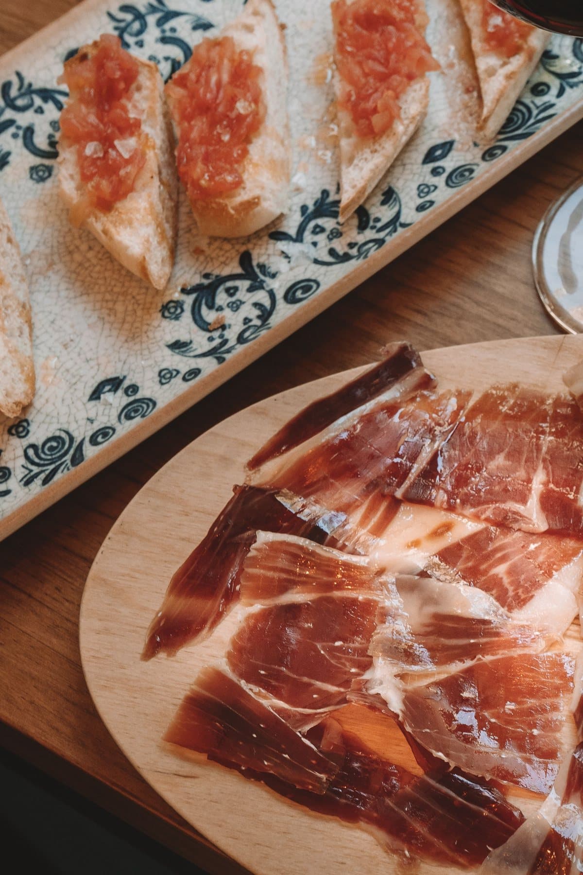 Jamón with bread and tomato