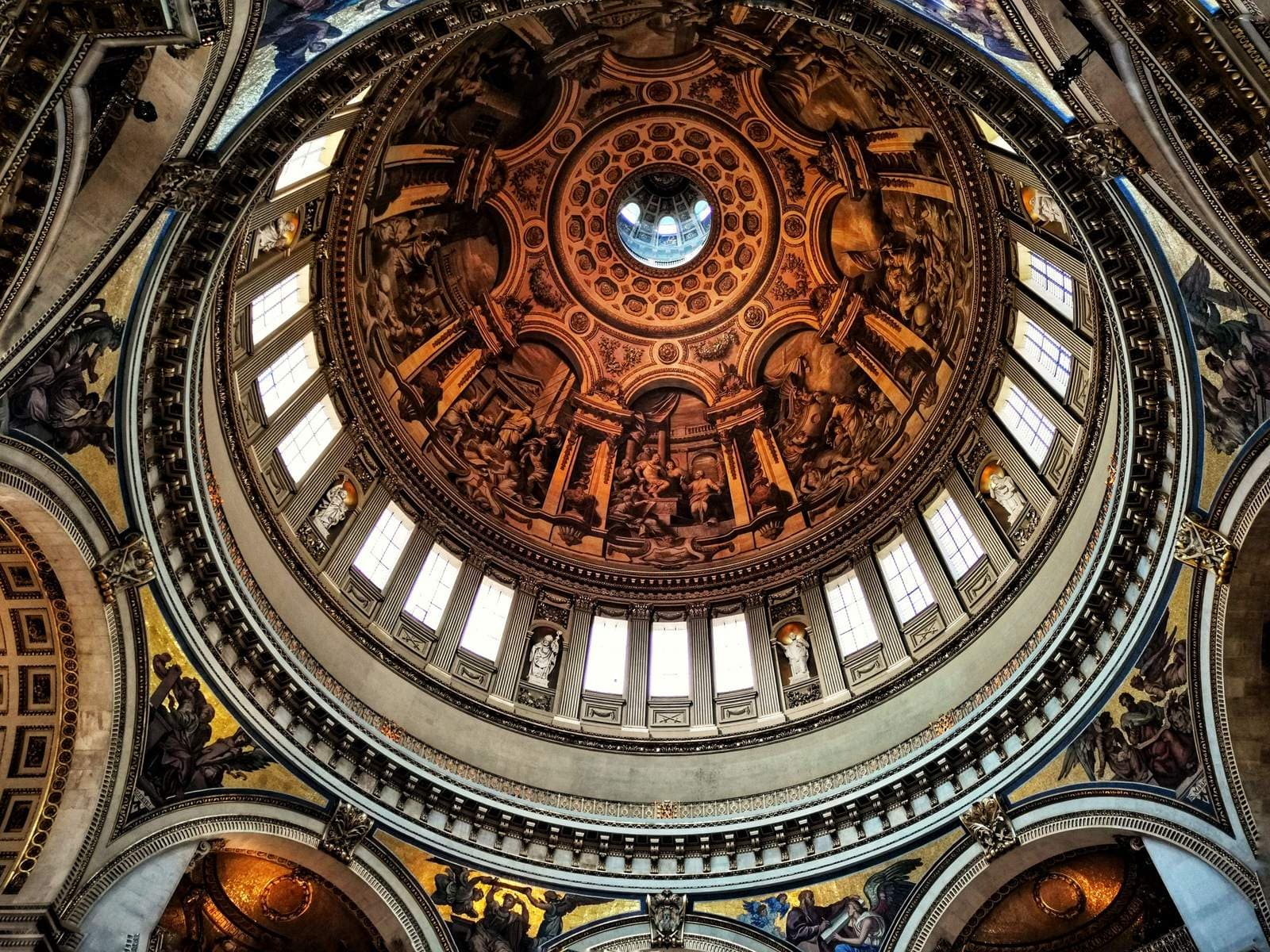 Vista hacia arriba de la cúpula pintada de la Catedral de San Pablo