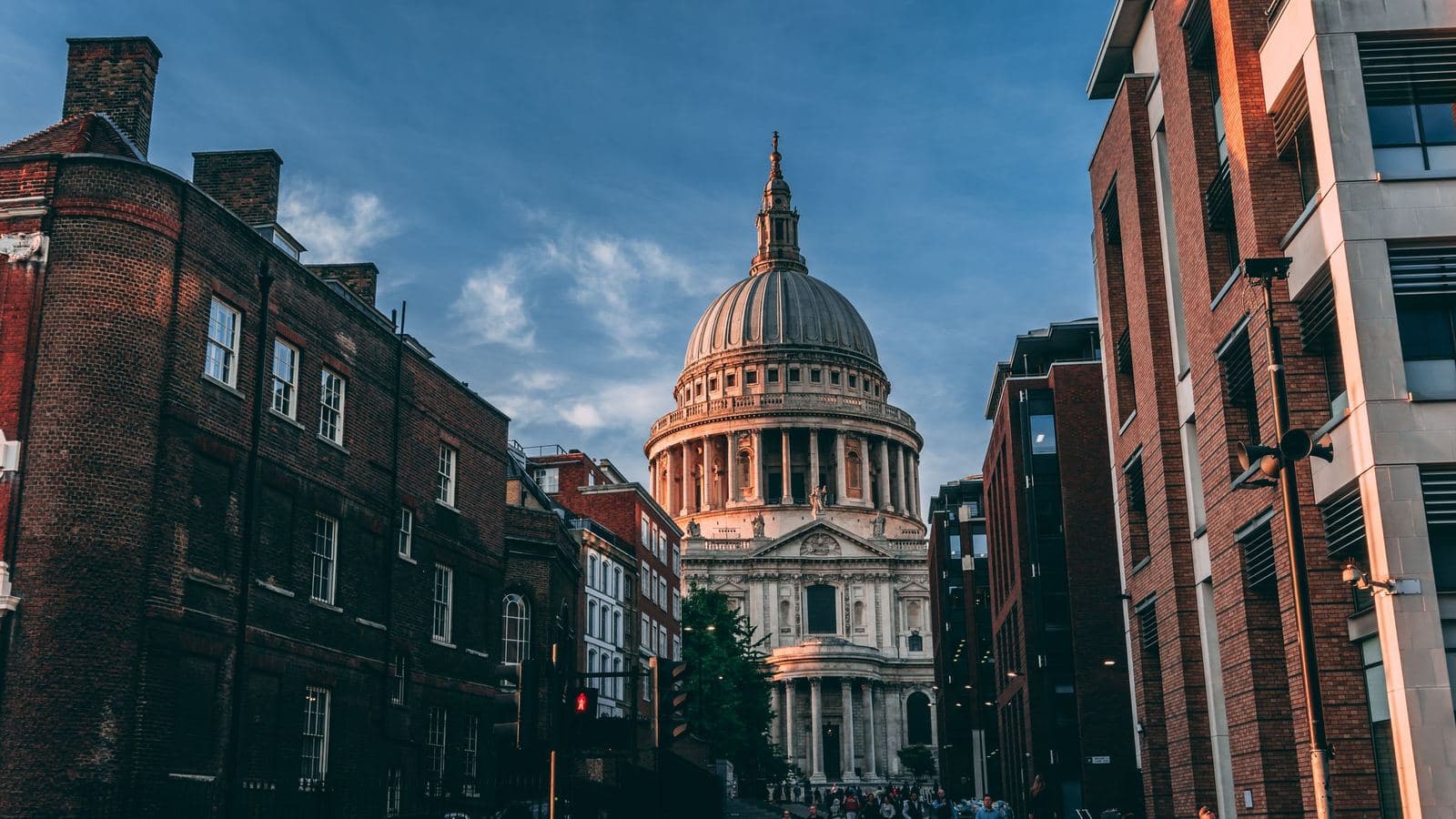La Catedral de San Pablo vista desde una calle de la City de Londres