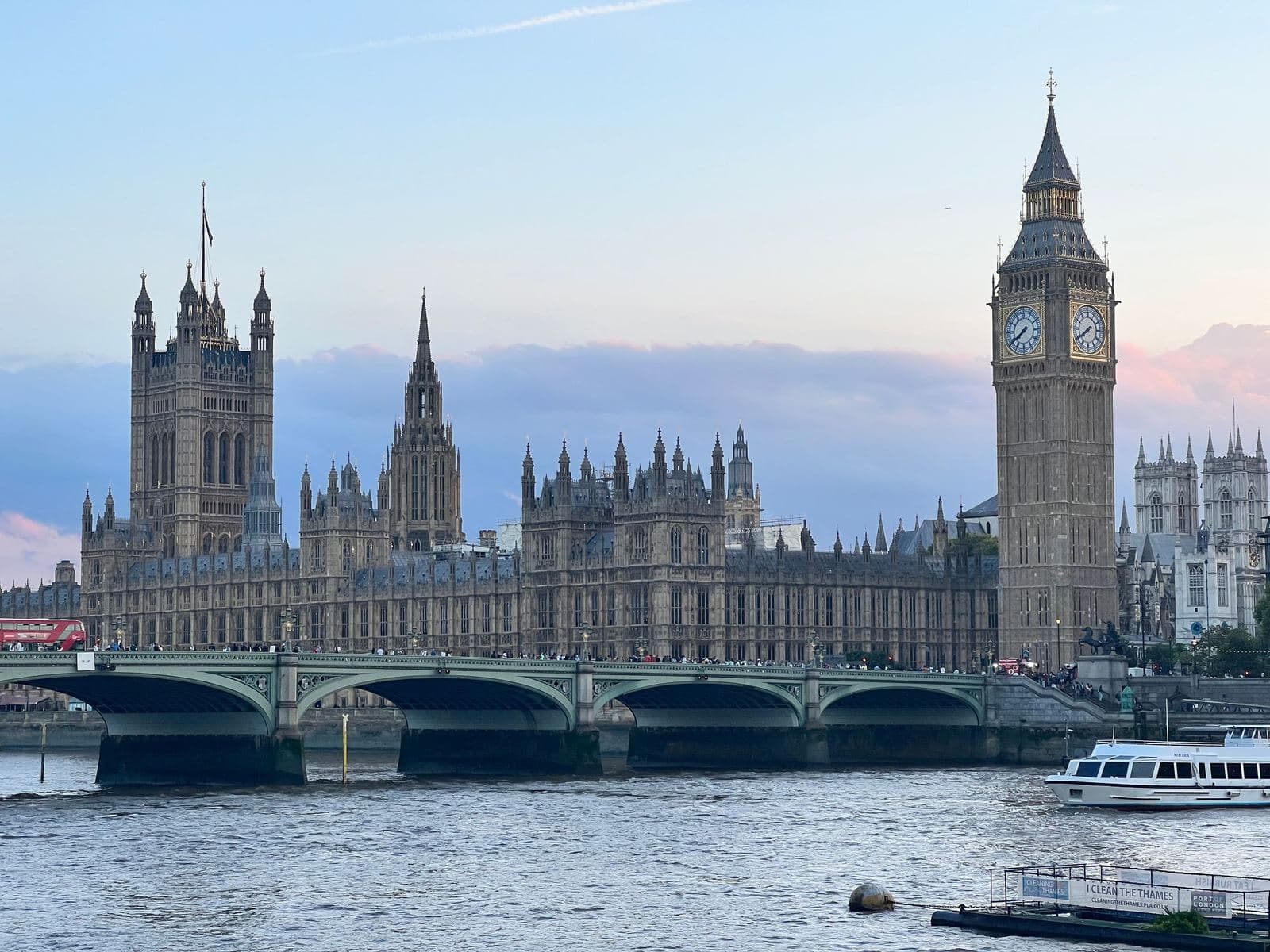 El Parlamento y la Torre Isabel junto al Támesis con la luz del atardecer
