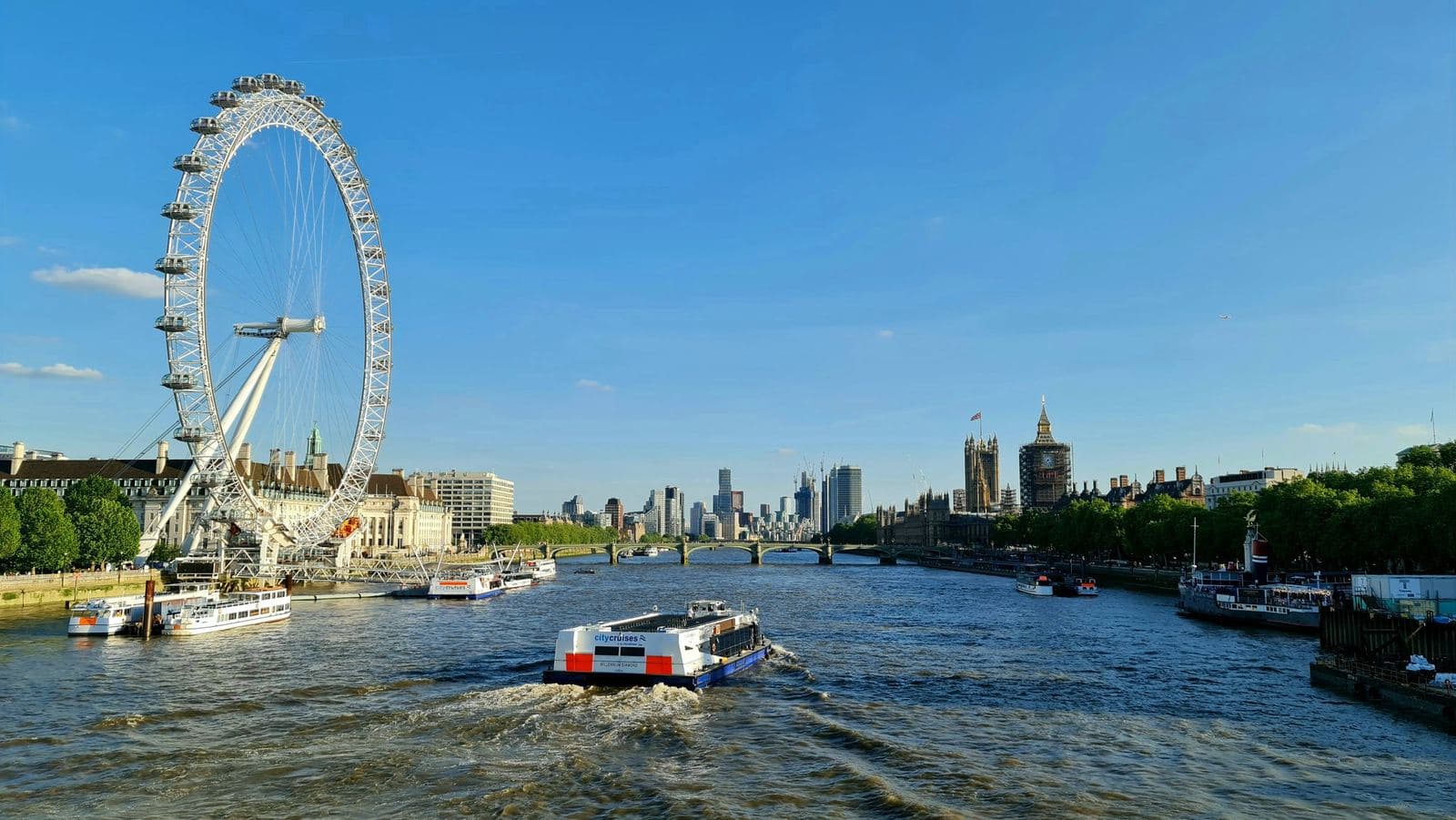 Barco en el Támesis con el London Eye