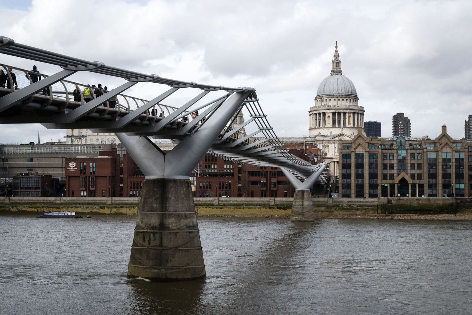El Millennium Bridge y la Catedral de San Pablo desde el río