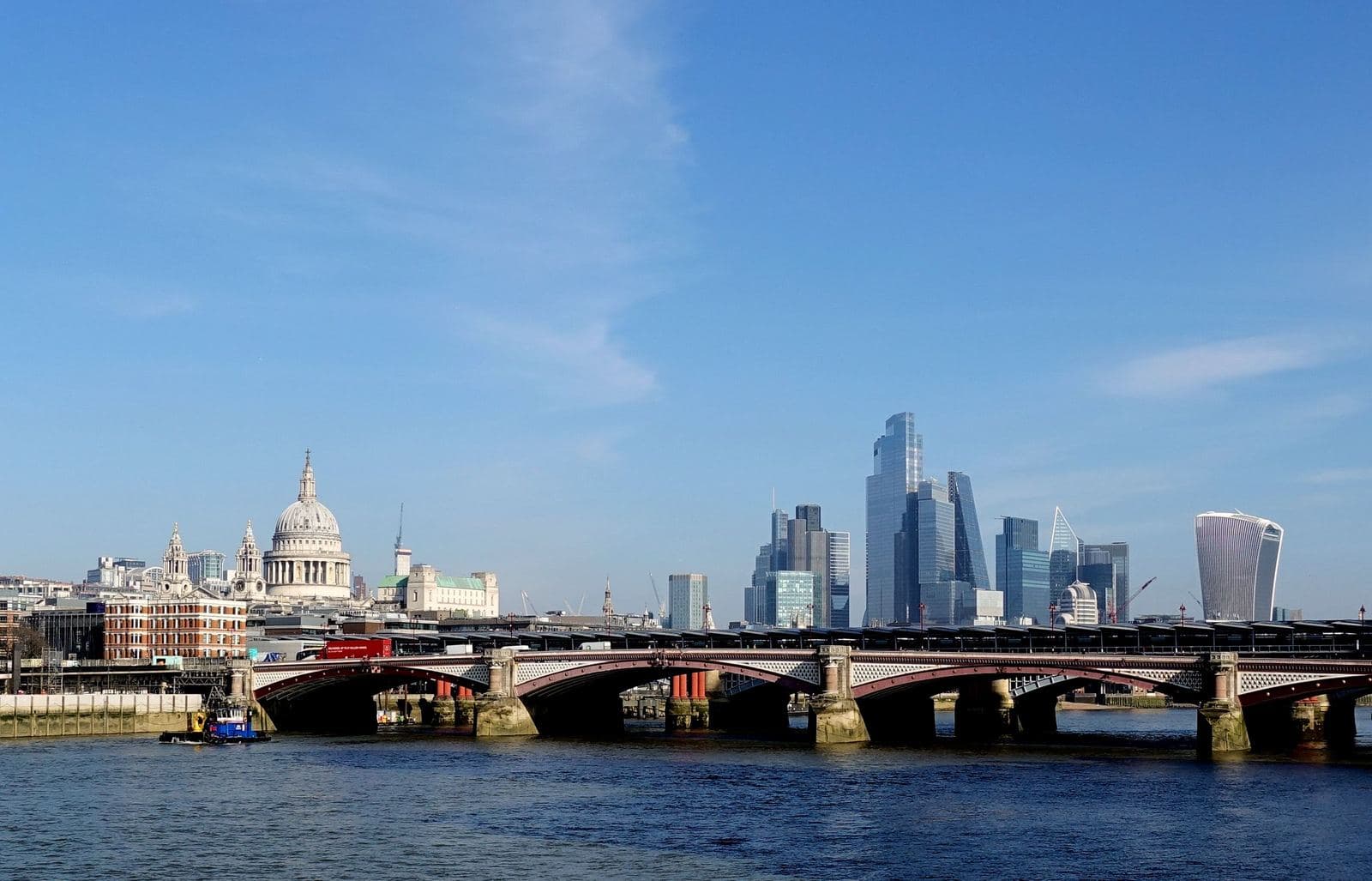 El Támesis, la cúpula de San Pablo y el perfil de la City en un día soleado