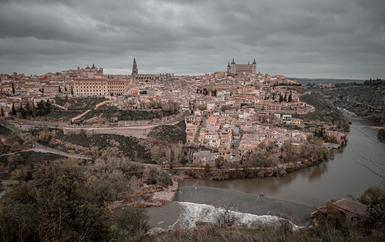Panorama aereo di Toledo avvolta da un'ansa del Tago