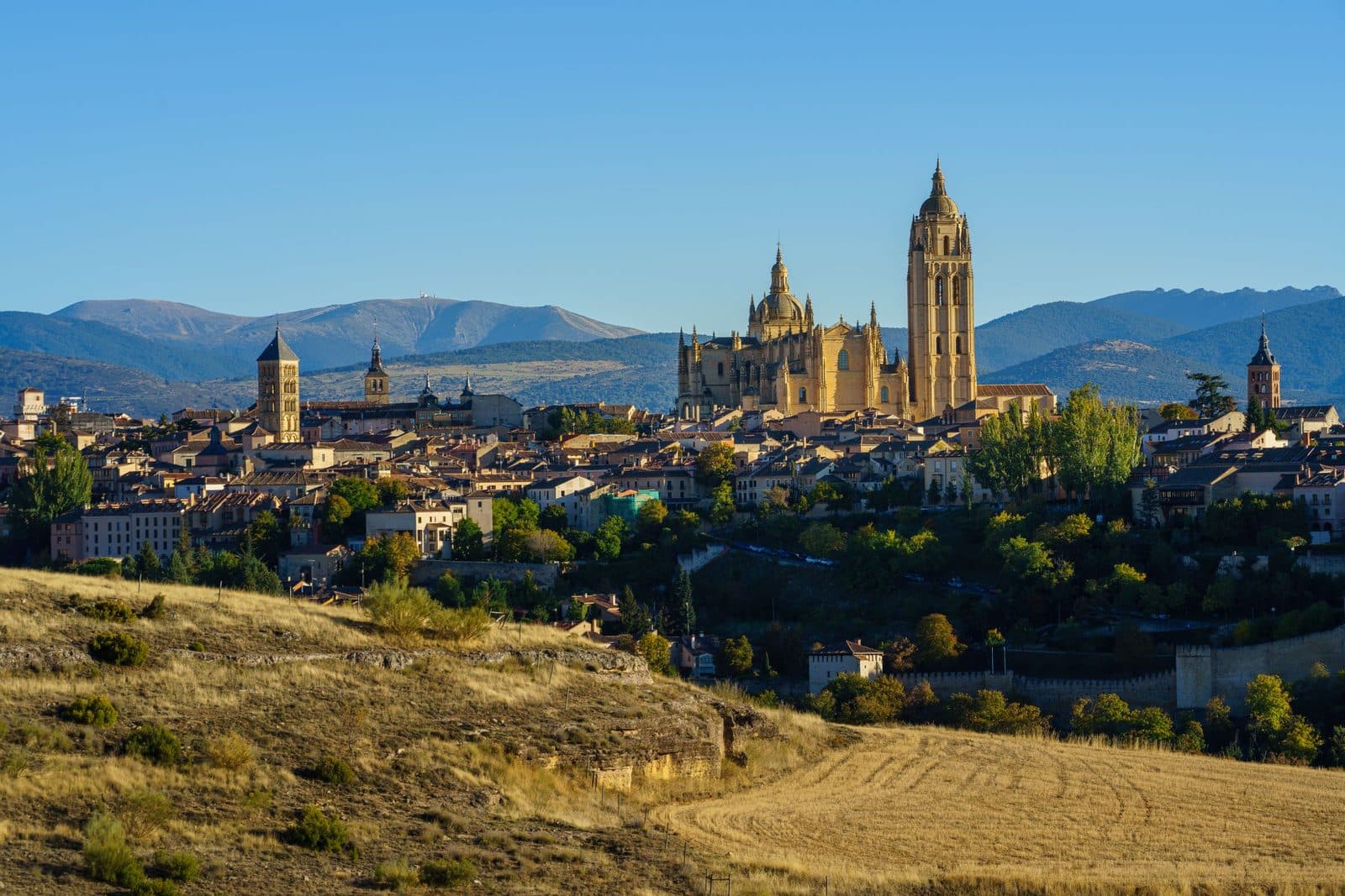 Il profilo di Segovia e la sua cattedrale gotica con i monti del Guadarrama alle spalle