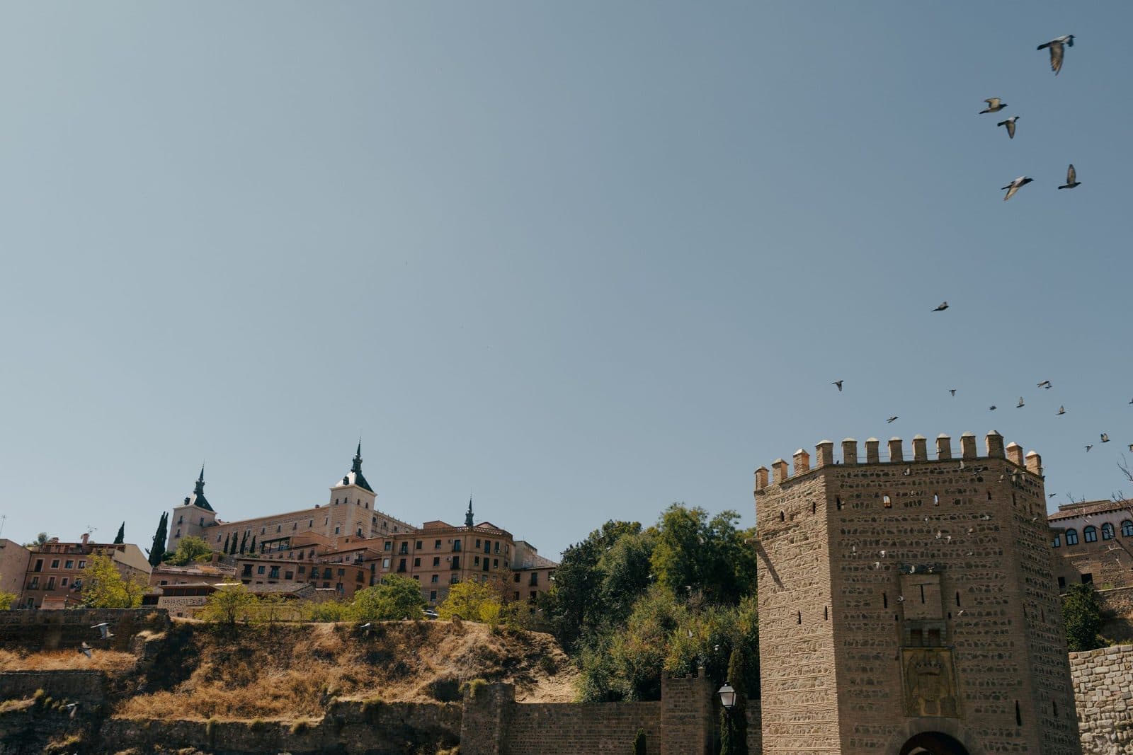 La Porta di Alcántara a Toledo e il centro storico sullo sfondo