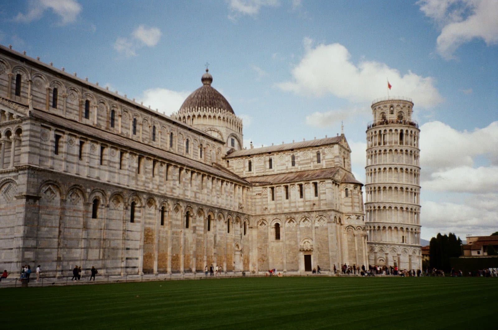 Der Schiefe Turm und der Dom von Pisa auf der Piazza dei Miracoli