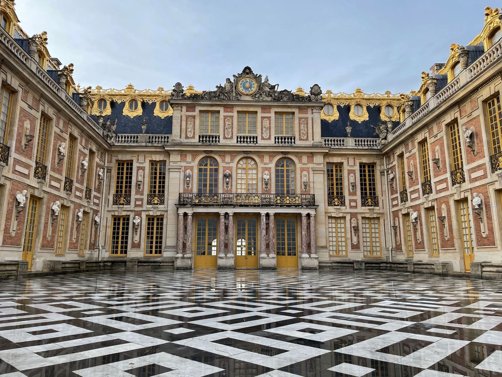 Patio de Mármol del Palacio de Versalles con su fachada dorada