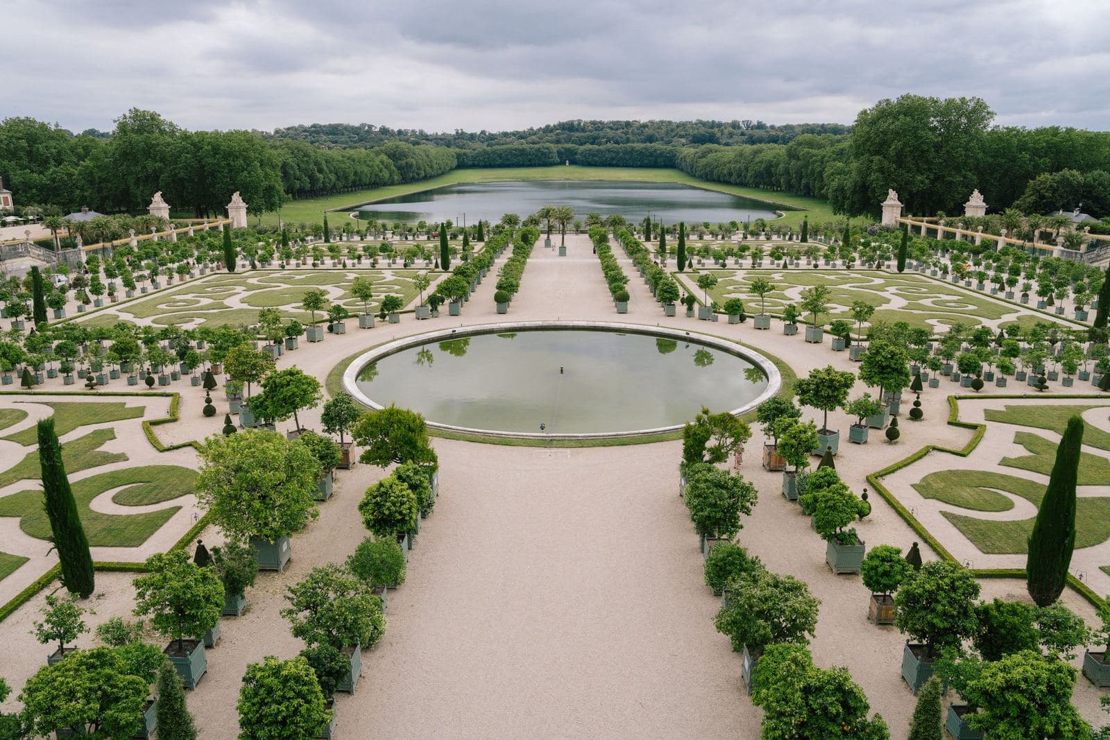 Parterres geométricos y fuente en los jardines de Versalles