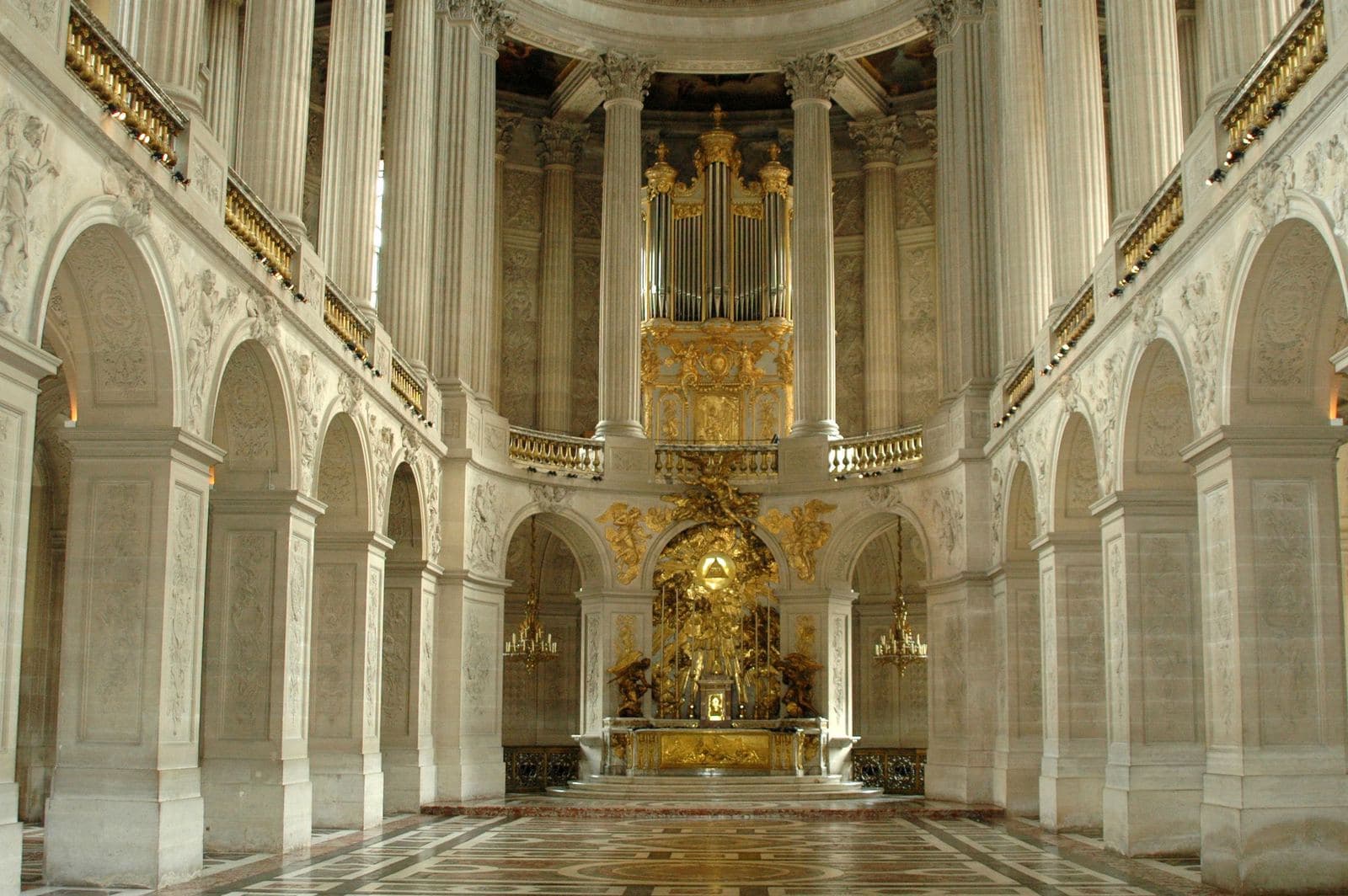 Interior blanco y dorado de la Capilla Real de Versalles