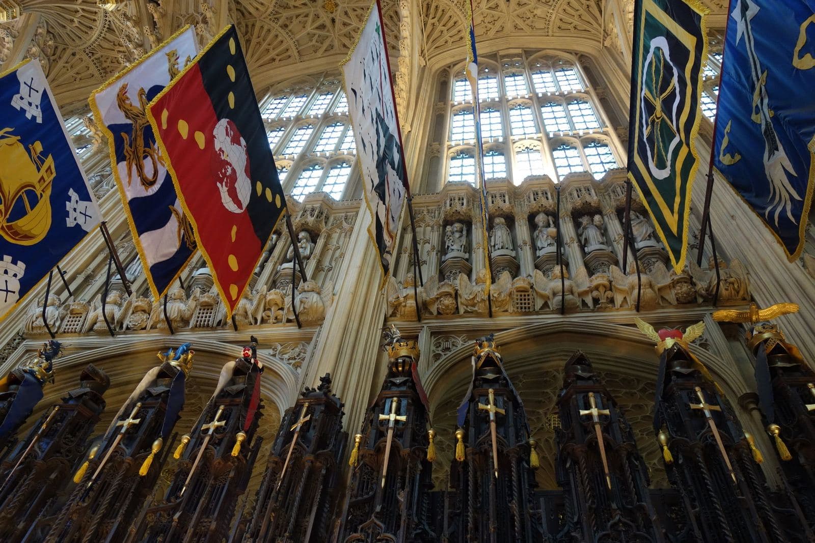Stendardi sotto il soffitto a volta della Lady Chapel dell'Abbazia di Westminster
