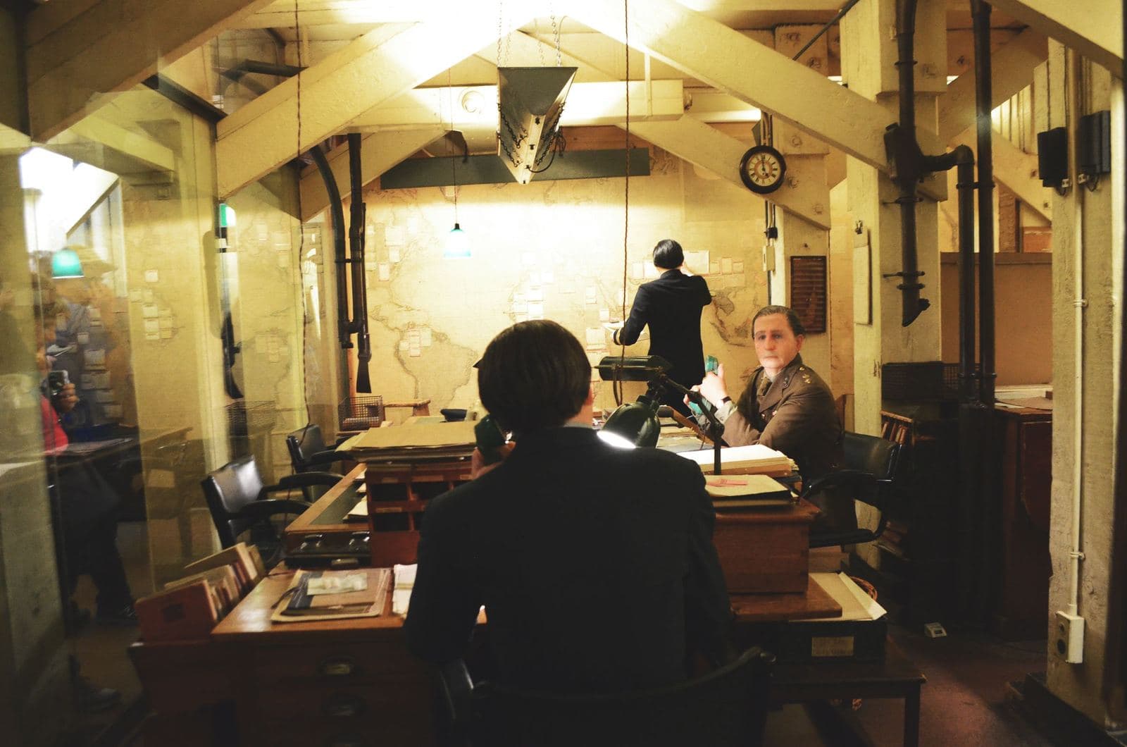 Büro aus Kriegszeiten mit Schreibtischen und Karten in den Churchill War Rooms
