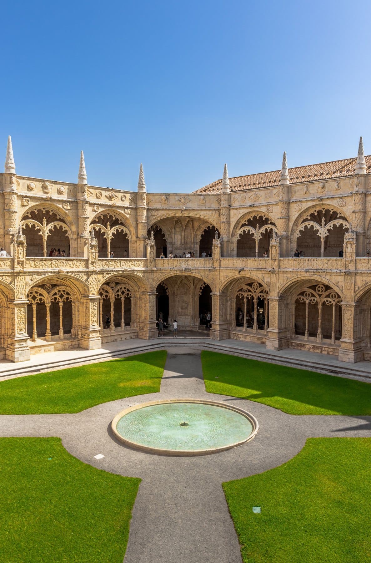 The two-storey Manueline cloister of the Jerónimos Monastery around its central garden