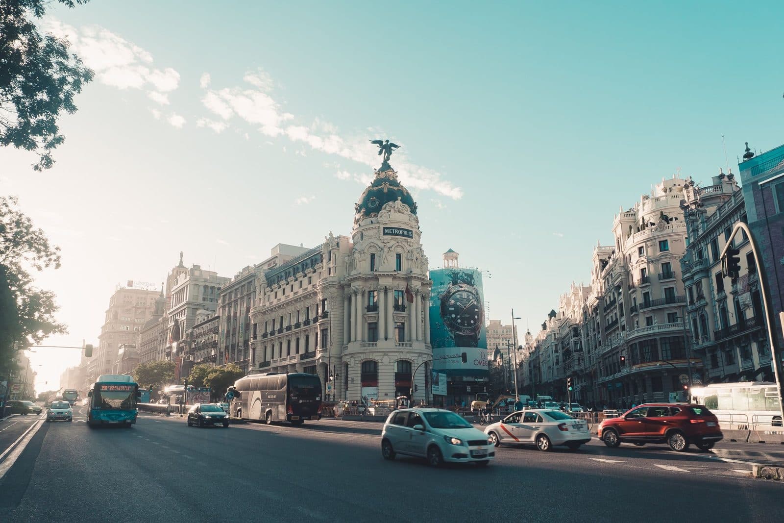 Traffic on Gran Vía beneath the Metrópolis building