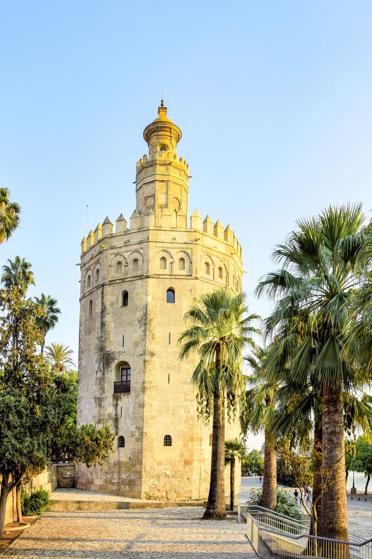 Der Torre del Oro zwischen Palmen am Guadalquivir