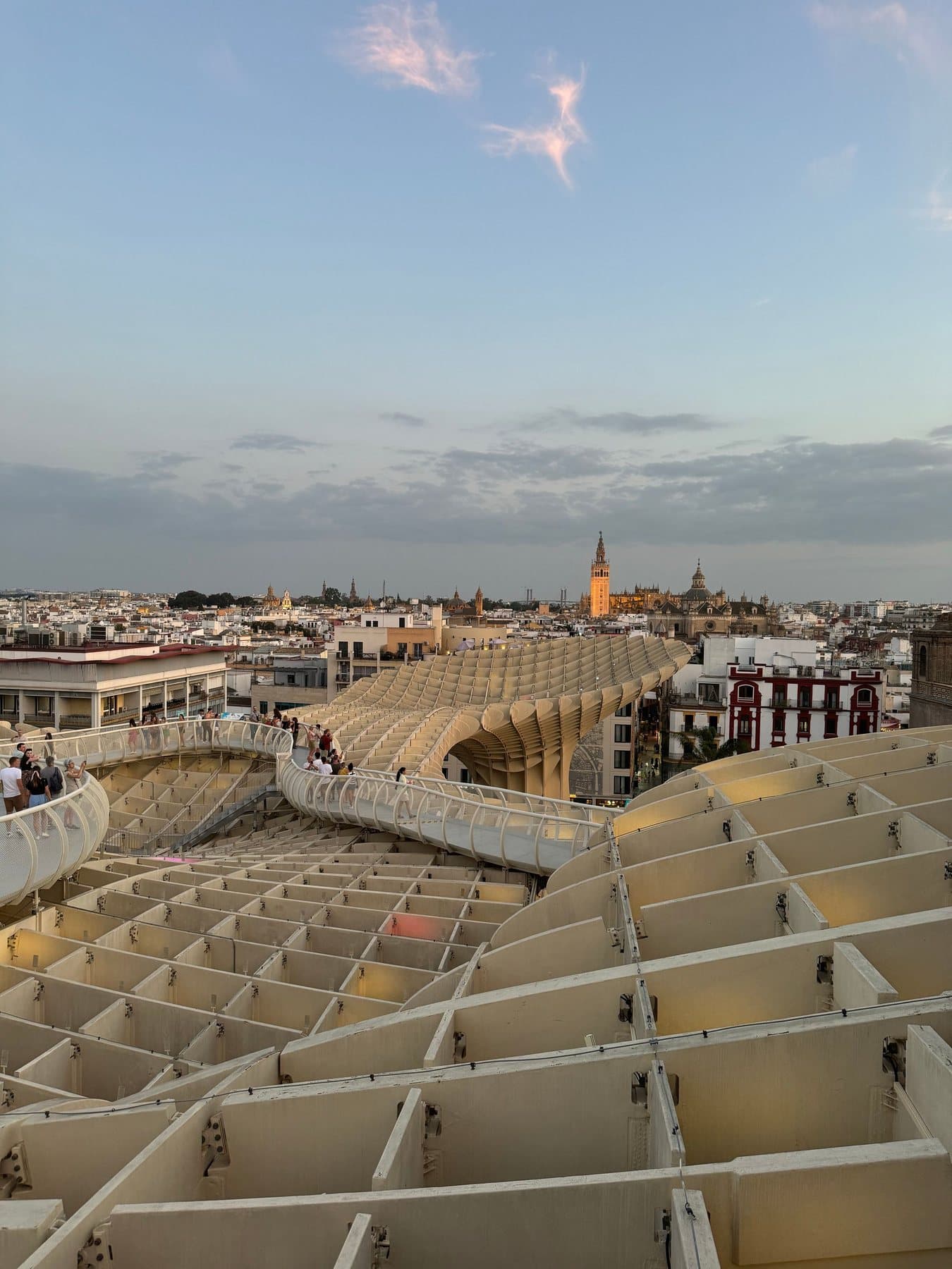 Der Dachrundgang der Setas de Sevilla bei Sonnenuntergang, in der Ferne die Giralda