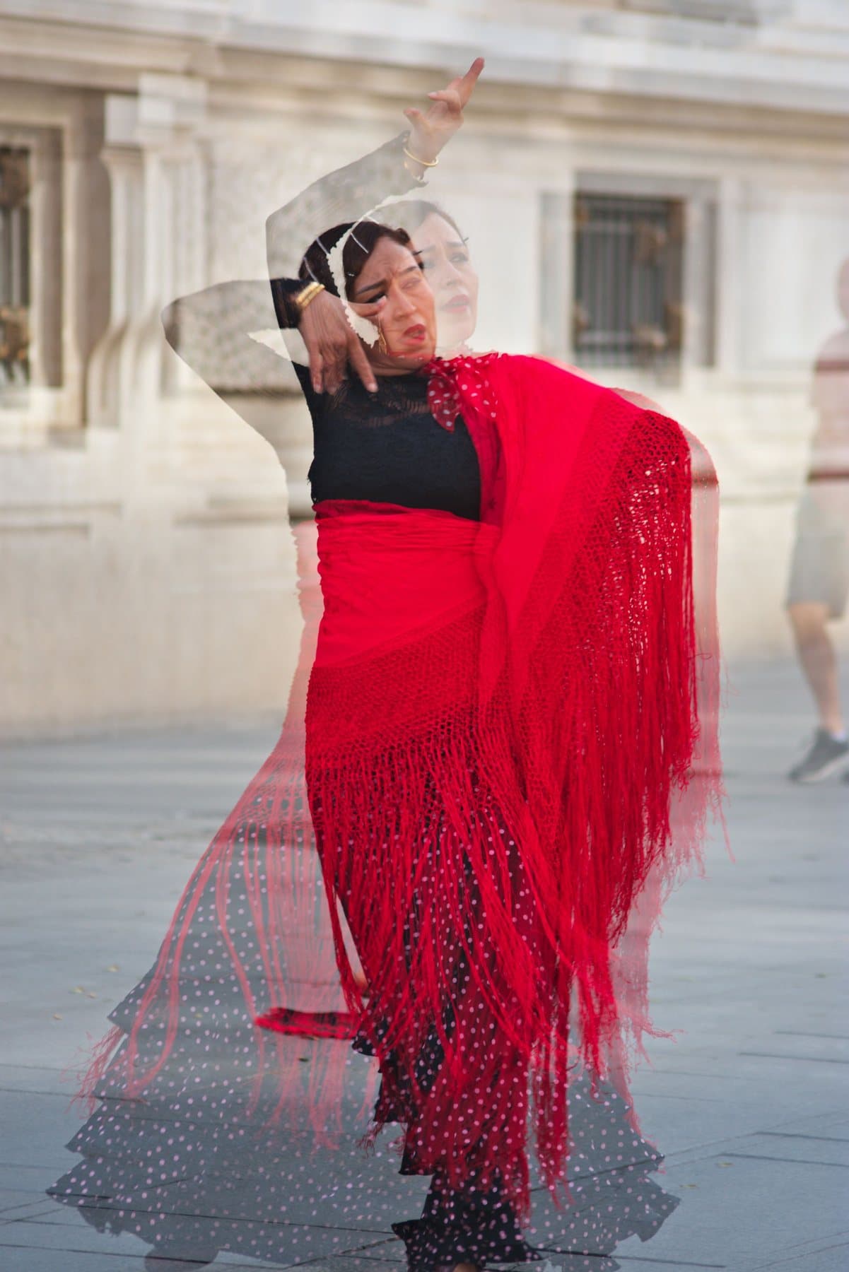 Eine Flamencotänzerin mit rotem Schultertuch in Sevilla