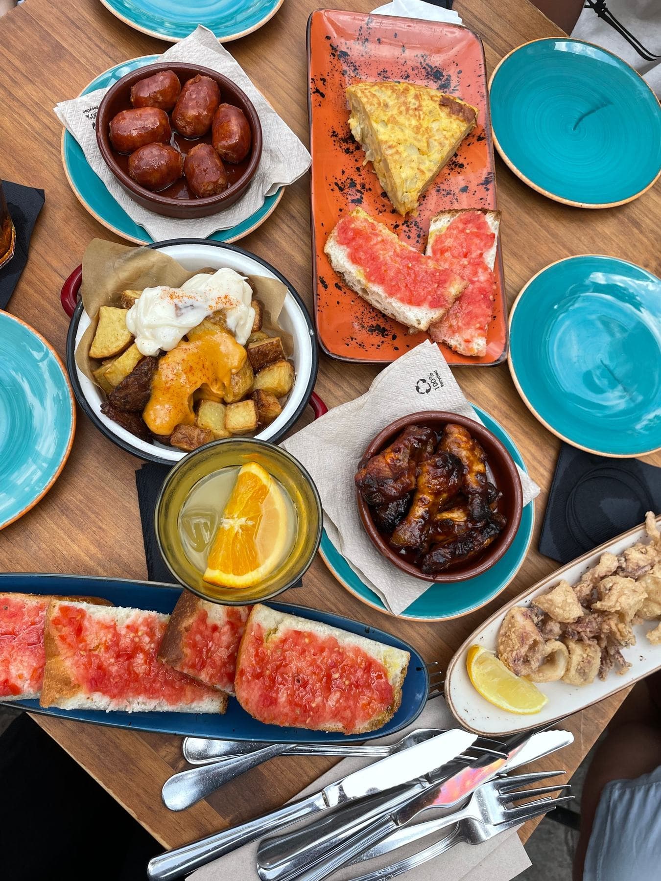 Spanische Tapas auf bunten Tellern