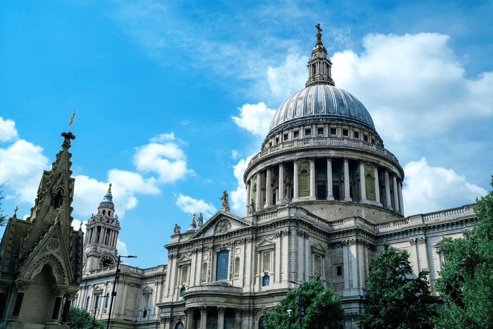 Kuppel der St Paul's Cathedral vor blauem Himmel