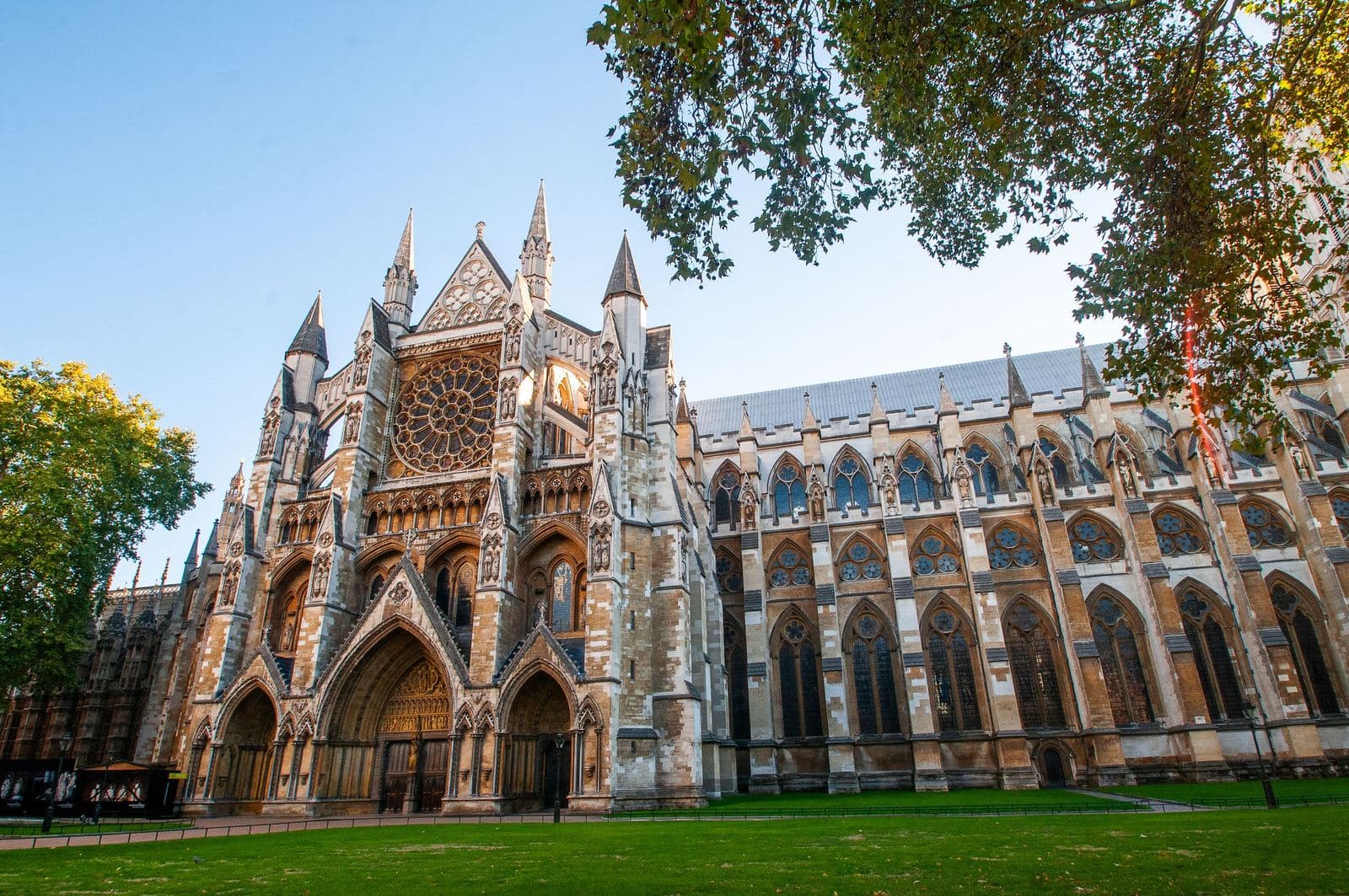 Nordfassade der Westminster Abbey an einem sonnigen Tag